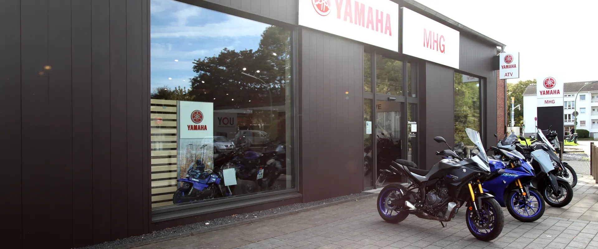 Mehrere Yamaha Motorräder vor einem Gebäude