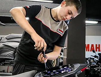 Mitarbeiter bei der Arbeit in der Werkstatt